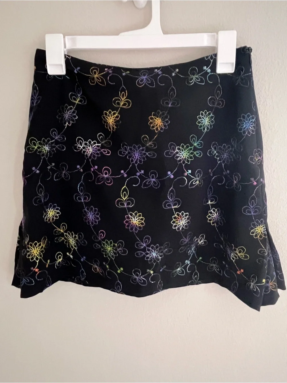 Black Floral Embroidered Mini Skirt, 90’s/Y2K, missing size tag, fits like 4/6